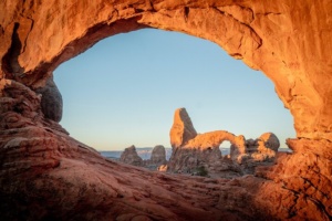Family-friendly sightseeing at The Windows Section of Arches National Park during combo tour.